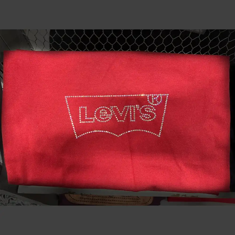 levi's women's teee shirt red